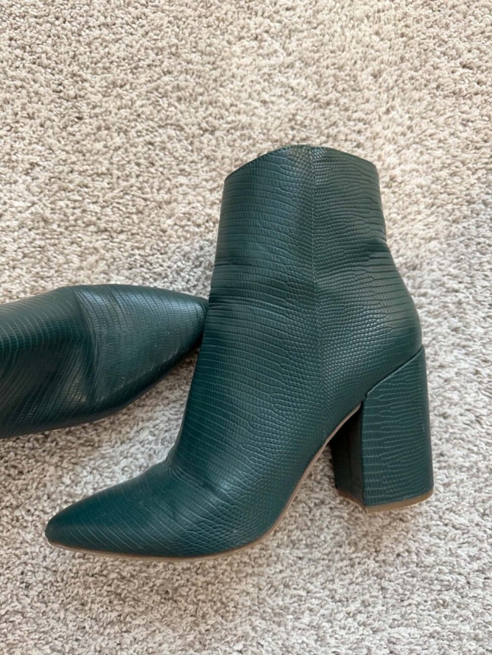 Sugar Teal\Green Lizard Embossed Pointed Toe Block Heel Ankle Boots Size 9